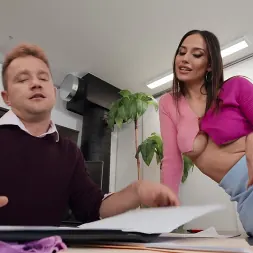 Desiree Dulce В 'Brazzers' Соблазнение грудастой сводной сестры (Миниатюру 2)