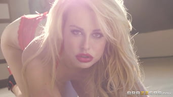 Corinna Blake en 'Corinna Blake: abierta para el negocio anal'