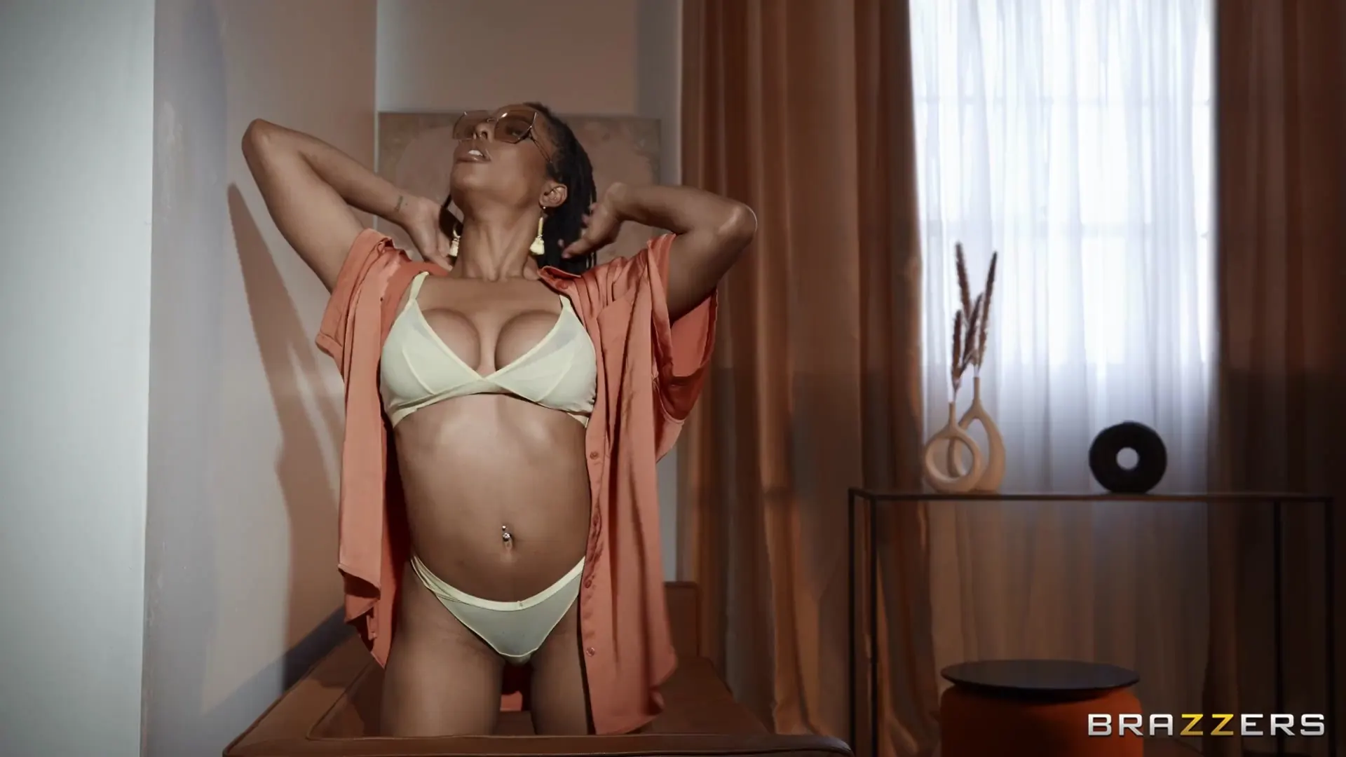 Brazzers '薄壁，厚雞巴' 主演 Kira Noir (照片 2)