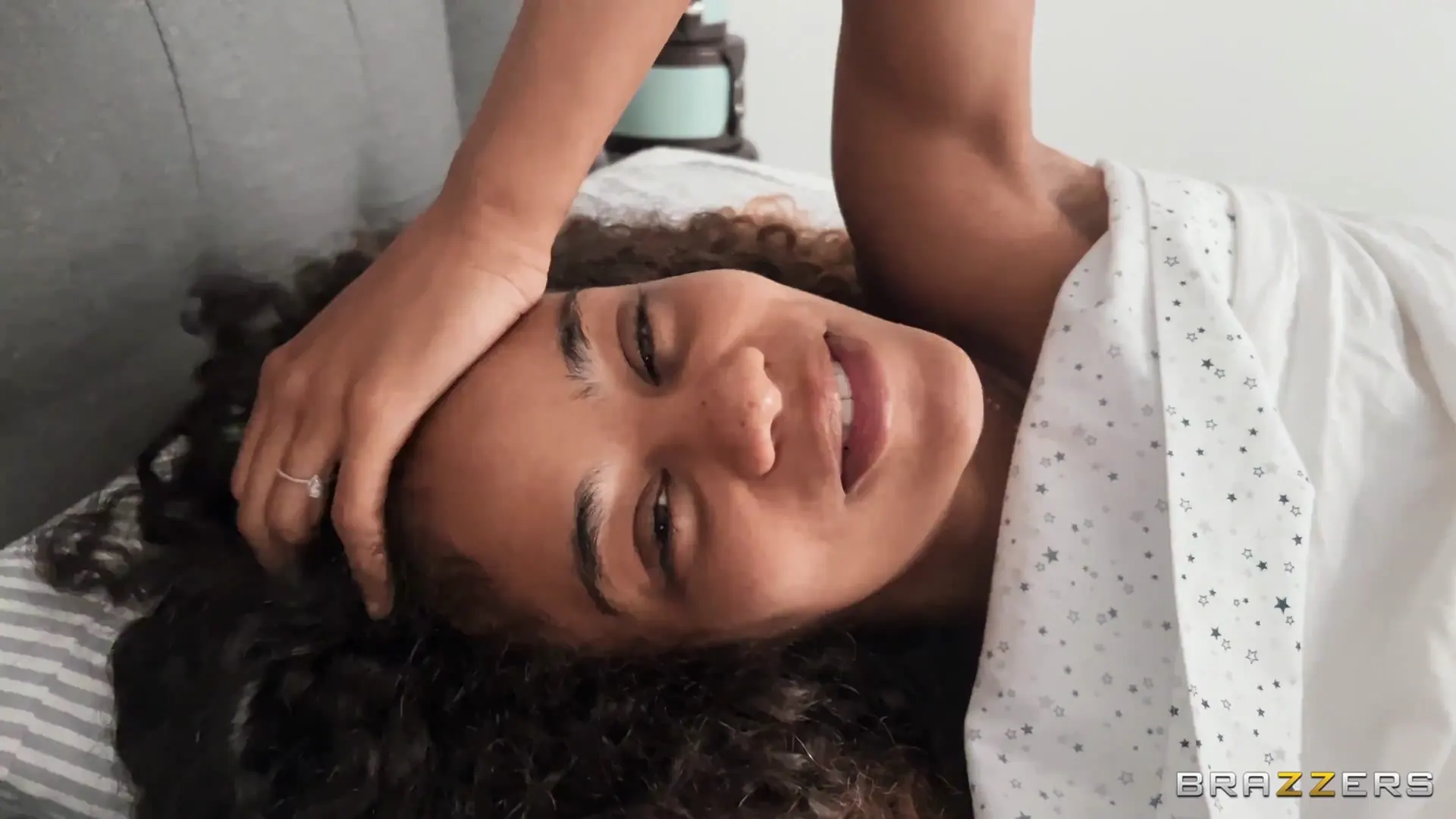 Brazzers 'Liebe in Pornos - Teil 2 : Scarlit's erster Anal' Darsteller Scarlit Scandal (Foto 2)