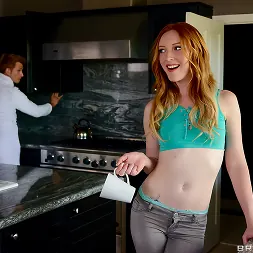 Brooklyn Chase में बाहर जा रहे हैं, और में (फोटो 1) Brooklyn Chase में 'Brazzers' बाहर जा रहे हैं, और में (थंबनेल 1)