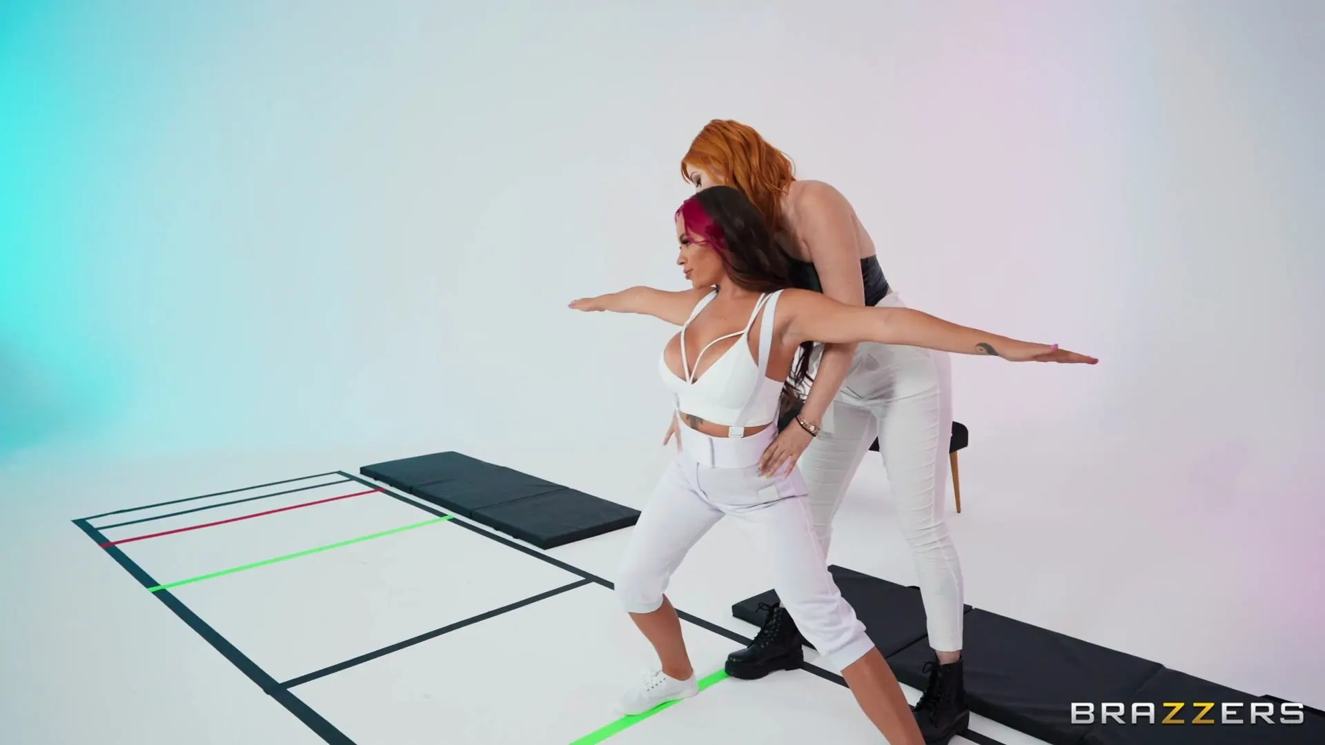 Brazzers '摘下口罩，用力戴上' 主演 Lauren Phillips (照片 2)