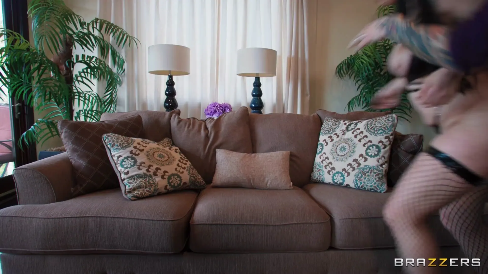 Brazzers 'Big naturals headbanger bekommt tiefen rocker schwanz' Darsteller Mona Azar (Foto 2)