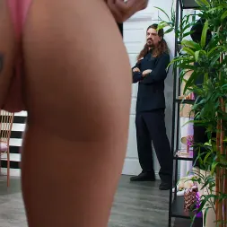 Chantal Danielle en 'Brazzers' El coño de un ladrón de tiendas es golpeado (Miniatura 2)